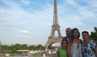 Claudia de vacaciones con su familia anfitriona en París