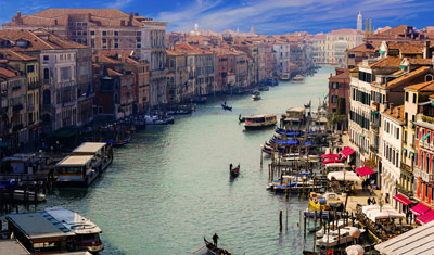 Barche su un canale fluviale a Venezia