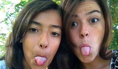 Andrea con su hija anfitriona