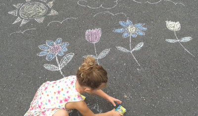 Beatrice Au pair dipinge con il gesso