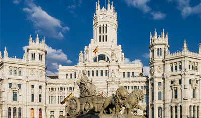 Palacio de Cibeles en Madrid en cielo azul brillante