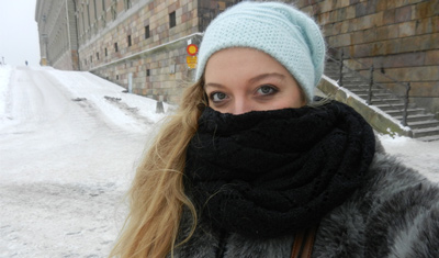 Chloe portant un foulard dans la neige de la Suède