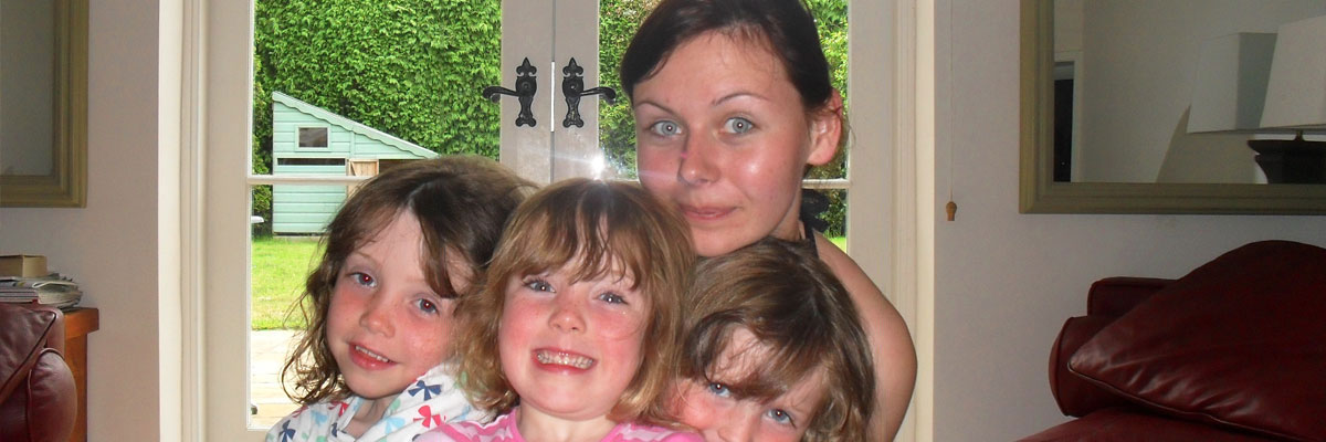 Cindy et les trois enfants de sa famille d'accueil