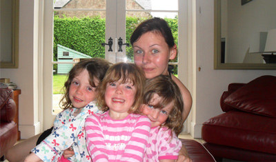 Cindy s'occuppe des trois enfants de sa famille d'accueil