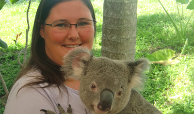 Claire mit einem Koala auf dem Arm