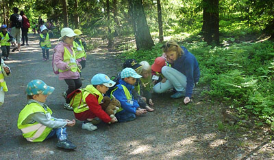 Clara ensemble avec des enfants dans la forêt