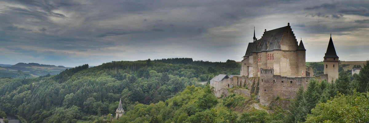 Burg und Wald in Luxemburg