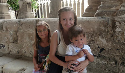 Eva's au pair with her host children in Spain