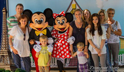 Alexandra mit ihrer Gastfamilie im Paris Urlaub