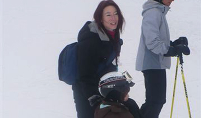 Alexandra mit Kind am Ski fahren