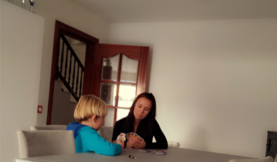 El hijo de ana juega con su au pair