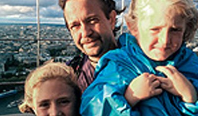 Anas niños frente a una gran vista.