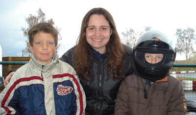 Sohn von Antje mit Helm und mit Au pair
