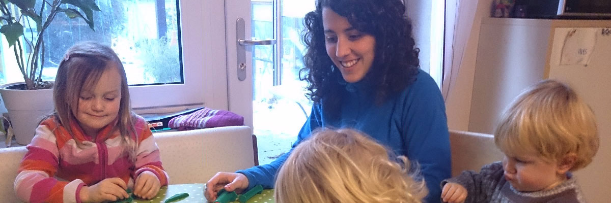 Au pair in Deutschland spielt mit den Kindern