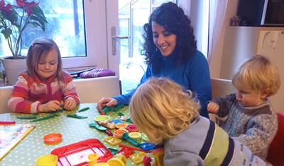 Au pair spielt mit den Kindern von Barbara