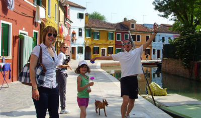 Elena e la sua famiglia fanno una passeggiata con un bambino e un cane