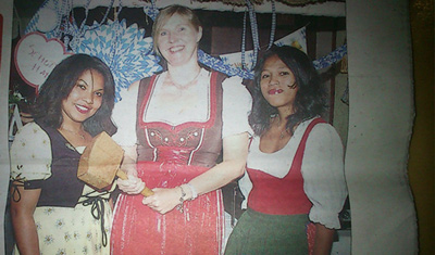 Elisabeth mit ihren 2 Au pairs in der Zeitung