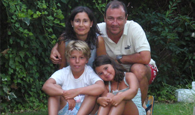 Gema y su esposo con sus dos hijos.