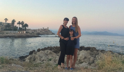 Giulia together with her daughter and her au pair at the beach