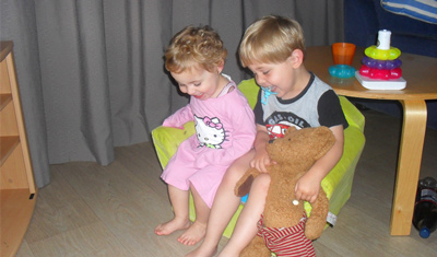 Ilse's Kidner speelt met teddybeer