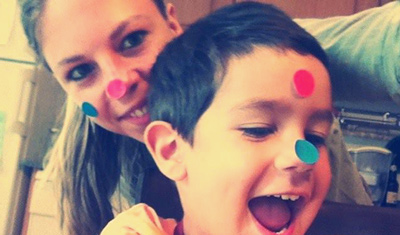 La au pair de la familia de Iolanda juega con su hijo.