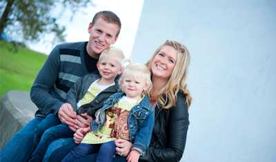 Kim, her husband and their 2 children