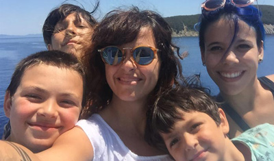 Foto di famiglia sulla spiaggia