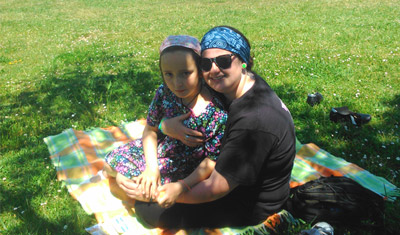 Maribel en una manta de picnic con su hija anfitriona