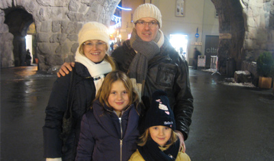 Ospita la madre Monica e la sua famiglia
