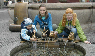 Au Pair von  Susanne mit den Kindern am Brunnen