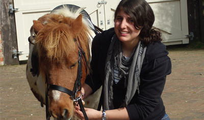 Ina mit dem Pony ihres Gastkindes