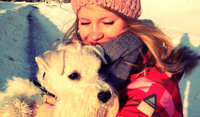 Jaqueline mit dem Hund ihrer Gastfamilie