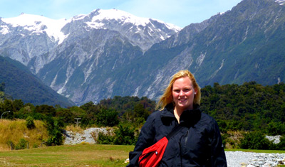 Jennifer und im Hintergrund ein Berg