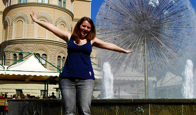 Julie vor einem Wasserbrunnen