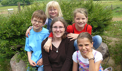 Laure et les quatres enfants de sa famille d'accueil 