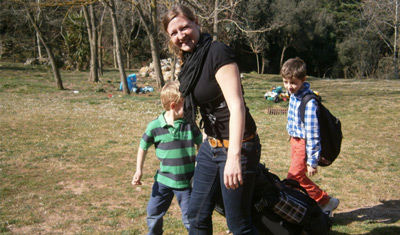 Leonie and her host children making picnic