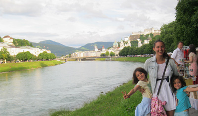 Lisa mit ihren Gastkindern an einem Fluss