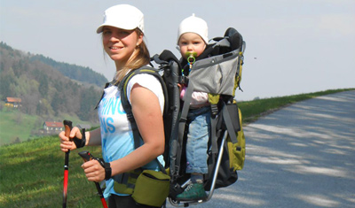 Madara mit Pauline auf dem Rücken
