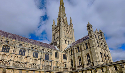 Cattedrale di Norwich con cielo blu sullo sfondo