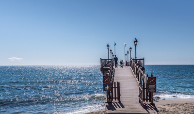 Pasarela sobre el mar azul de marbella