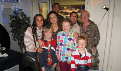 María con su familia anfitriona en Irlanda