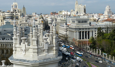 Edificio blanco de madrid en la calle.