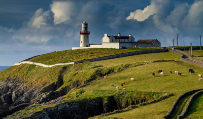 Un phare à la côte en Irland