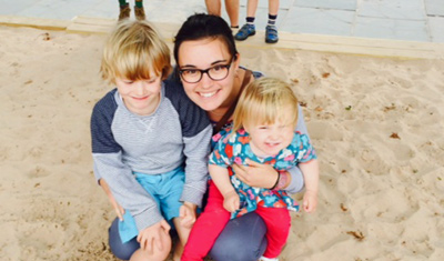 Marine avec les deux enfants de sa famille d'accueil à la plage 