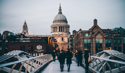 Mensen van de London Bridge lopen naar de andere kant