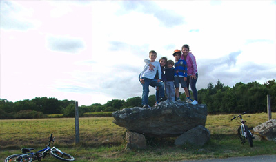 Marta en una roca en un paseo en bicicleta con sus hijos