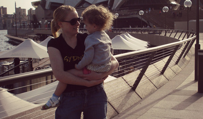 Mel in Sydney vor dem Opera House