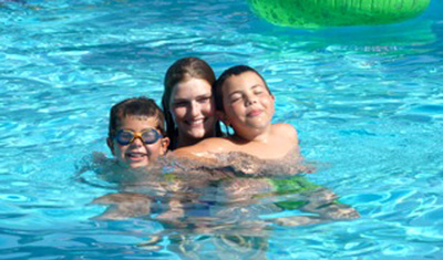 Candace con i bambini in piscina