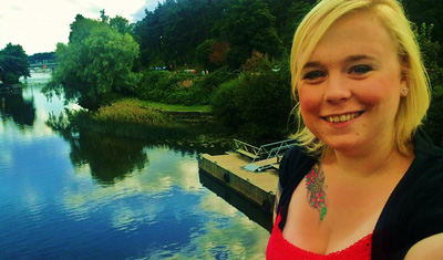 Miriam an einem Fluss in Finnland
