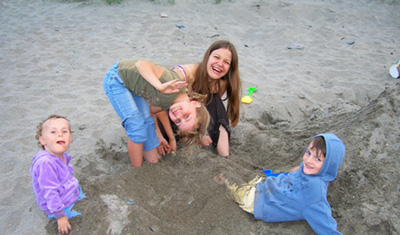 Monika und ihre "Kids" am Strand